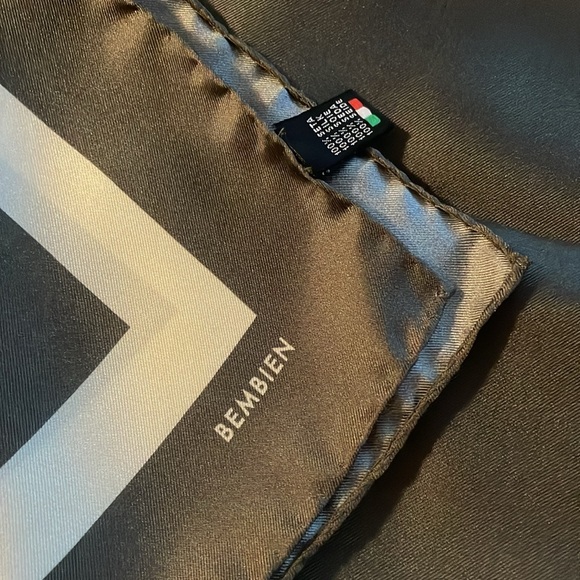 Brand new, still with tags, beautiful 100% silk Bembien scarf. Handmade in Italy - Picture 4 of 6